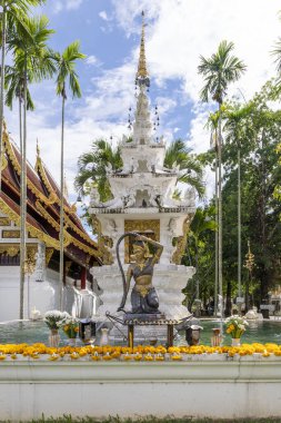 13 Ekim 2023: Wat Pa Dara Phirom Phra Aram Luang. Taştan aslanlar ve tropik yeşillikler arasında yaldızlı bir çadırı barındıran süslü Budist tapınağı kompleksi. Chiang Mai, Tayland