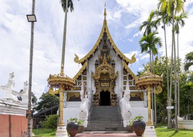 13 Ekim 2023: Wat Pa Dara Phirom Phra Aram Luang. Taştan aslanlar ve tropik yeşillikler arasında yaldızlı bir çadırı barındıran süslü Budist tapınağı kompleksi. Chiang Mai, Tayland