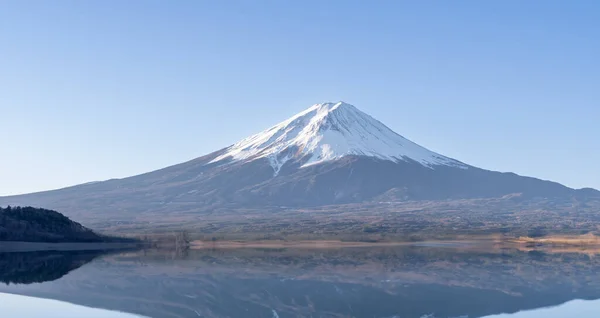 Fuji Dağı 'nın hava manzarası. Japonya 'nın ikonik ve sembolik dağları. Akşam Saati Fujisan Manzarası, Kawaguchiko, Yamanashi, Japonya.