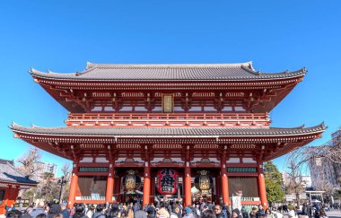 27 Ocak 2024 'te Tokyo, Japonya' daki Budist Tapınağı Sensoji 'ye giden kalabalık. Asakusa bölgesindeki Sensoji tapınağı Tokyo 'daki en eski tapınaktır..