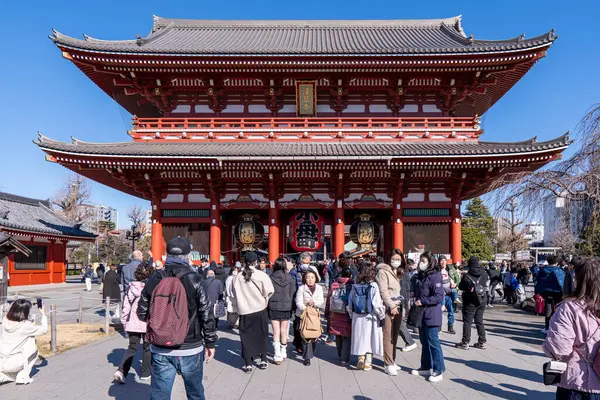 27 Ocak 2024 'te Tokyo, Japonya' daki Budist Tapınağı Sensoji 'ye giden kalabalık. Asakusa bölgesindeki Sensoji tapınağı Tokyo 'daki en eski tapınaktır..