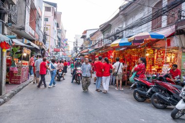 Bangkok Tayland 13 Şubat 2024 Yaowarat Yolu 'ndaki sokak yemekleri. Yaowarat Yolu, Bangkok 'un Çin Mahallesi' nde bir ana caddedir. Tayland 'daki meşhur sokak yemekleri. Yaowarat Yolu boyunca çeşitli kalabalıklar yürüyor..