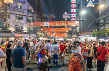 Bangkok Tayland 13 Şubat 2024 Yaowarat Yolu 'ndaki sokak yemekleri. Yaowarat Yolu, Bangkok 'un Çin Mahallesi' nde bir ana caddedir. Tayland 'daki meşhur sokak yemekleri. Yaowarat Yolu boyunca çeşitli kalabalıklar yürüyor..