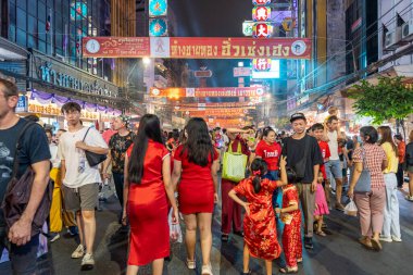 Bangkok Tayland 13 Şubat 2024 Yaowarat Yolu 'ndaki sokak yemekleri. Yaowarat Yolu, Bangkok 'un Çin Mahallesi' nde bir ana caddedir. Tayland 'daki meşhur sokak yemekleri. Yaowarat Yolu boyunca çeşitli kalabalıklar yürüyor..