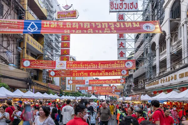 Bangkok Tayland 13 Şubat 2024 Yaowarat Yolu 'ndaki sokak yemekleri. Yaowarat Yolu, Bangkok 'un Çin Mahallesi' nde bir ana caddedir. Tayland 'daki meşhur sokak yemekleri. Yaowarat Yolu boyunca çeşitli kalabalıklar yürüyor..