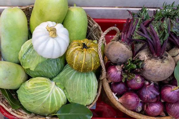 Sonbaharda yerel bir markette dokuma sepetlerinde taze sebze ve meyvelerin renkli çeşitleri sergilendi
