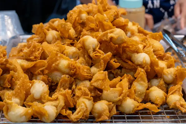 Kızarmış altın hamur köfteleri akşamları kalabalık bir sokak pazarında üst üste yığılır.