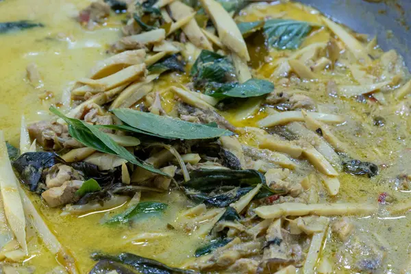 Lezzetli köri, akşam yemeği sırasında bir mutfakta tavuk, ot ve baharatla hazırlanıyor.