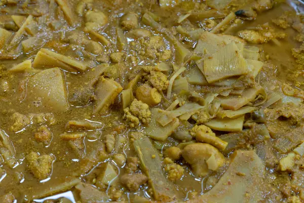 Canlı şenlik ortamında soslu taze et ve sebzelerle hazırlanmış leziz geleneksel yemekler.