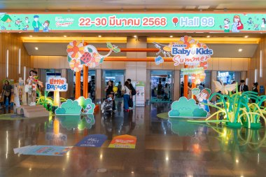22 Mart 2025, Bangkok Tayland: Yaz etkinliği sırasında 98. Salon 'da bebek ve çocuk ürünleri sergileniyor