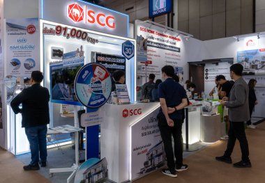 Mar 22 2025, Bangkok Tayland: SCG ürünleri ve güneş çatısı çözümlerinin yer aldığı ticaret sergisi birden fazla katılımcının göz attığı ve ilgilendiği