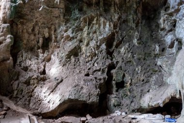 Mağarada karmaşık doku ve renklere sahip çarpıcı kireçtaşı yapılar bulunuyor. Güneş ışınları açıklığa nüfuz eder, kayalık yüzeyi aydınlatır ve sakin bir atmosfer yaratır..
