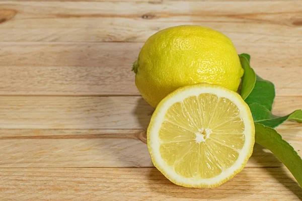 Ahşap bir arka planda ürün reklamları için limonlar