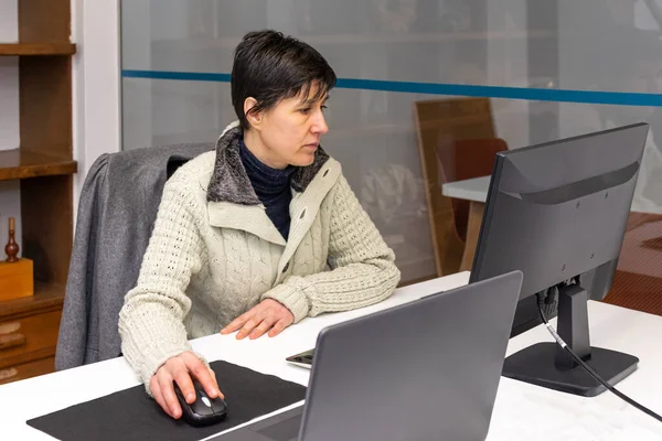 Концентрована Кавказька Жінка Працює Офісі Перед Комп Ютером Стокове Зображення