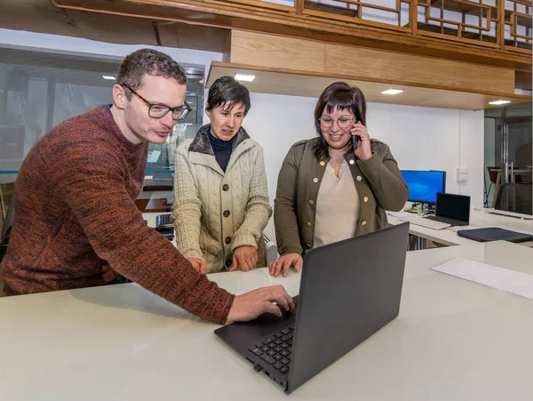Trzech Współpracowników Biurze Mężczyzna Dwie Kobiety Robiące Konferencję Laptopie Podczas Zdjęcia Stockowe bez tantiem