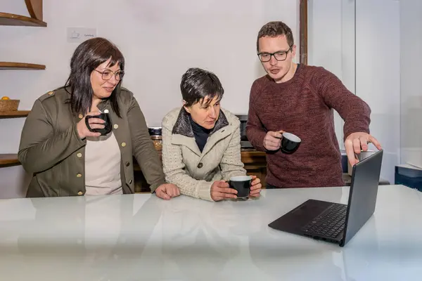 Trzech Współpracowników Mężczyzna Dwie Kobiety Rozmawiają Podczas Konsultacji Laptopem Piją Zdjęcie Stockowe