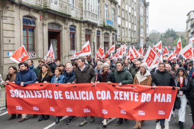 21 Ocak 2024 'te Santiago de Compostela' da Galiçya, İspanya 'nın başkenti Galiçya' da Toconao 'yu taşıyan 26 ton plastik pelet konteynırının kaybedilmesi ve denizin pasifliği üzerine düzenlenen gösteri.