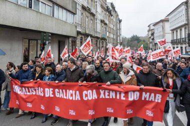 21 Ocak 2024 'te Santiago de Compostela' da Galiçya, İspanya 'nın başkenti Galiçya' da Toconao 'yu taşıyan 26 ton plastik pelet konteynırının kaybedilmesi ve denizin pasifliği üzerine düzenlenen gösteri.
