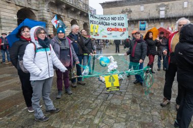 21 Ocak 2024 'te Santiago de Compostela' da Galiçya, İspanya 'nın başkenti Galiçya' da Toconao 'yu taşıyan 26 ton plastik pelet konteynırının kaybedilmesi ve denizin pasifliği üzerine düzenlenen gösteri.