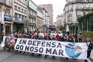 21 Ocak 2024 'te Santiago de Compostela' da Galiçya, İspanya 'nın başkenti Galiçya' da Toconao 'yu taşıyan 26 ton plastik pelet konteynırının kaybedilmesi ve denizin pasifliği üzerine düzenlenen gösteri.