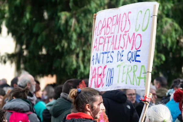21 Ocak 2024 'te Santiago de Compostela' da Galiçya, İspanya 'nın başkenti Galiçya' da Toconao 'yu taşıyan 26 ton plastik pelet konteynırının kaybedilmesi ve denizin pasifliği üzerine düzenlenen gösteri.
