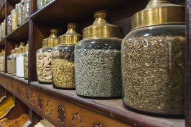 Mısır 'da bir doğu baharat deposunun içine farklı baharat ve otlardan oluşan kavanozlar yerleştirilmiş. Yatay fotoğraf