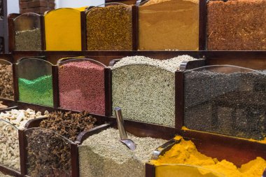 Farklı baharat ve otlardan oluşan renkli kavanozlar Mısır 'daki bir doğulu baharat deposunun içine enine bir görünüm yerleştirildi. Yatay fotoğraf