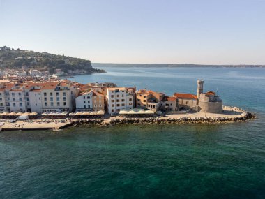 Piran 'ın Slovenya' daki yan insansız hava aracı çekimi. Yüksek kalite fotoğraf