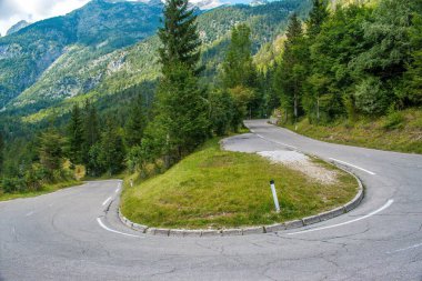 Slovenya 'daki vrsiç geçiş yolunun 180 derecelik eğrisinin panoramik görüntüsü