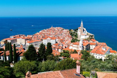 şehir duvarının tepesinden Piran ve Adriyatik denizlerinin panoramik görüntüsü