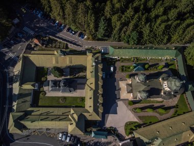 Romanya 'nın Prahova bölgesindeki eski kilise de dahil olmak üzere Sinaia manastır kompleksinin hava insansız hava aracı görüntüsü. Kopyalama uzayı ile yatay görüntü. Yüksek kalite fotoğraf. HDR