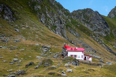 Kırmızı ve beyaz rengiyle karakterize edilen Balea kulübesi, Romanya 'daki Transfagarasan yolunun simgelerinden biri..