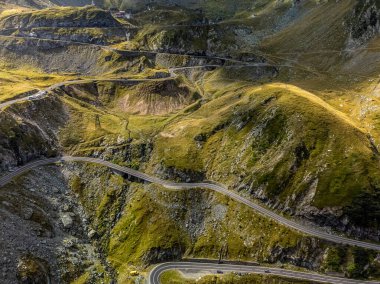Transfagarasan dünyanın en görkemli yollarından biridir. Aerial Dron görüntüsü. Yüksek kalite fotoğraf