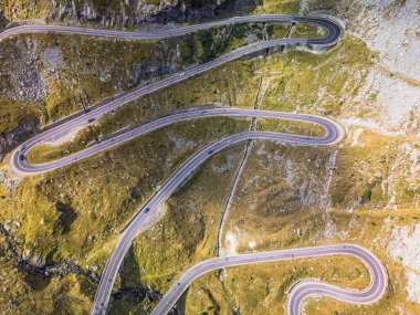Transfagarasan yolunun kıvrımlarından geçen arabaların hava manzarası, dünyanın en muhteşem yollarından biri..
