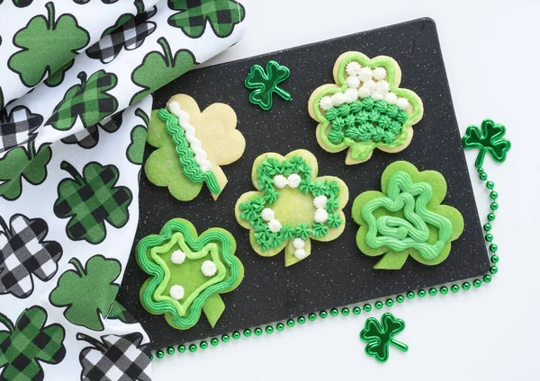 Irish Shamrock Decorated Cookies Black Shamrock Towel — Stockfoto