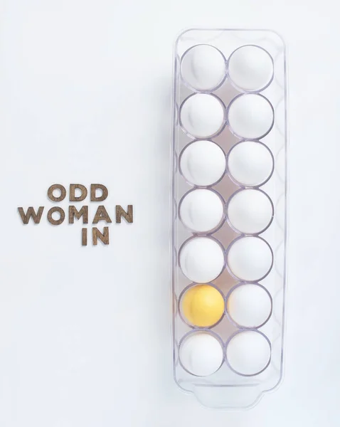Białe Jaja Żółtym Odd Woman — Zdjęcie stockowe
