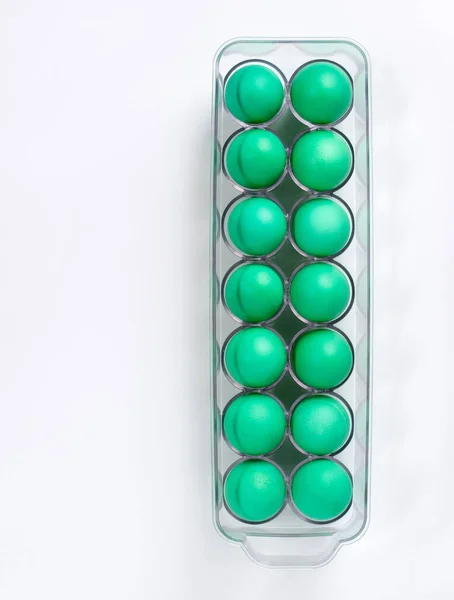 Zielone Kolorowe Pisanki Jasnym Pojemniku Białym — Zdjęcie stockowe