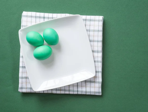 Irische Grüne Hartgekochte Eier Auf Weißem Und Grünem Hintergrund — Stockfoto
