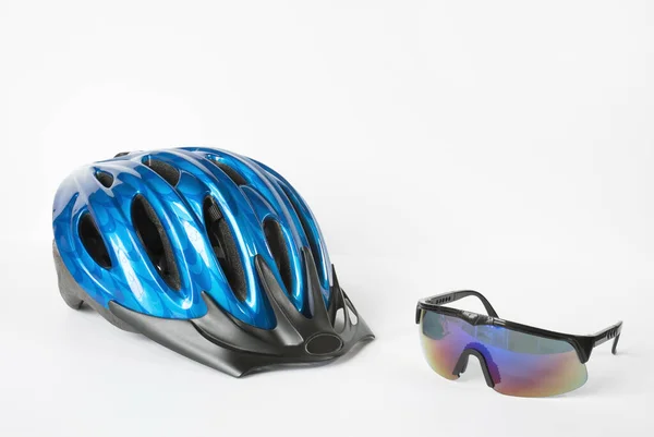 Casco Bicicleta Azul Con Gafas Deportivas Reflectantes —  Fotos de Stock