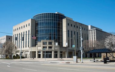 Dayton, Ohio, ABD - 27 Mart 2023: Dayton-Montgomery İlçe Mahkemeleri Binası, 1987-1989, kamu davaları üzerinde genel yargı yetkisi bulunan 6 katlı beton & cam bina..