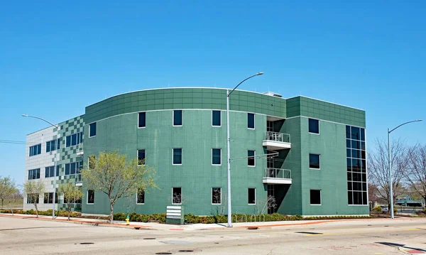 Współczesny Green Convex Business Building — Zdjęcie stockowe