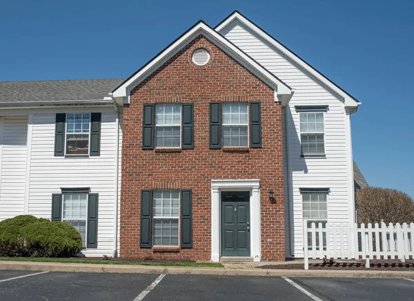 Twee Story Red Brick Met White Siding Apartment Building Entree — Stockfoto