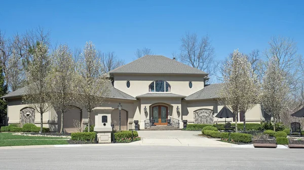 Paleizen Luxe Huis Gray Stucco Met Bloeiende Perenbomen — Stockfoto