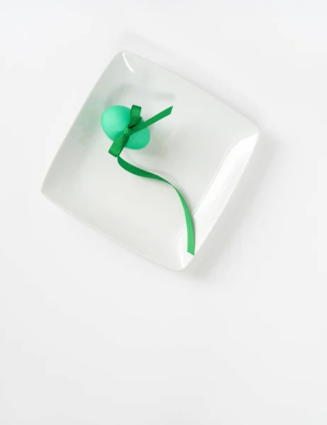 Huevo Verde Con Cinta Placa Cuadrada Blanco — Foto de Stock