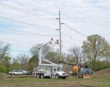 Dayton, Ohio - 4 Mayıs 2023: Elektrik işçileri yeni bir apartman kompleksi için arazi geliştirme kapsamında yeni bir elektrik direği kurdular.