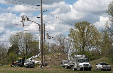 Dayton, Ohio - 4 Mayıs 2023: Elektrik işçileri yeni bir apartman kompleksi için arazi geliştirme kapsamında yeni bir elektrik direği kurdular.