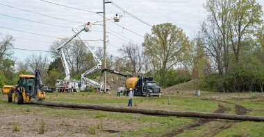 Dayton, Ohio - 4 Mayıs 2023: Elektrik işçileri yeni bir apartman kompleksi için arazi geliştirme kapsamında yeni bir elektrik direği kurdular.