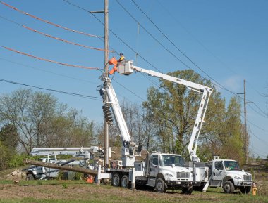Dayton, Ohio - 4 Mayıs 2023: Elektrik işçileri yeni bir apartman kompleksi için arazi geliştirme kapsamında yeni bir elektrik direği kurdular.