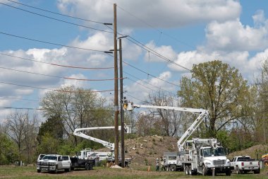 Dayton, Ohio - 4 Mayıs 2023: Elektrik işçileri yeni bir apartman kompleksi için arazi geliştirme kapsamında yeni bir elektrik direği kurdular.