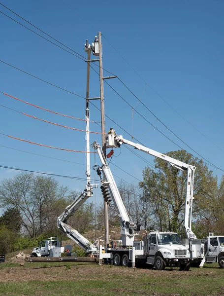Dayton Ohio Maj 2023 Elektriska Arbetare Installerar Elstolpe Som Del — Stockfoto
